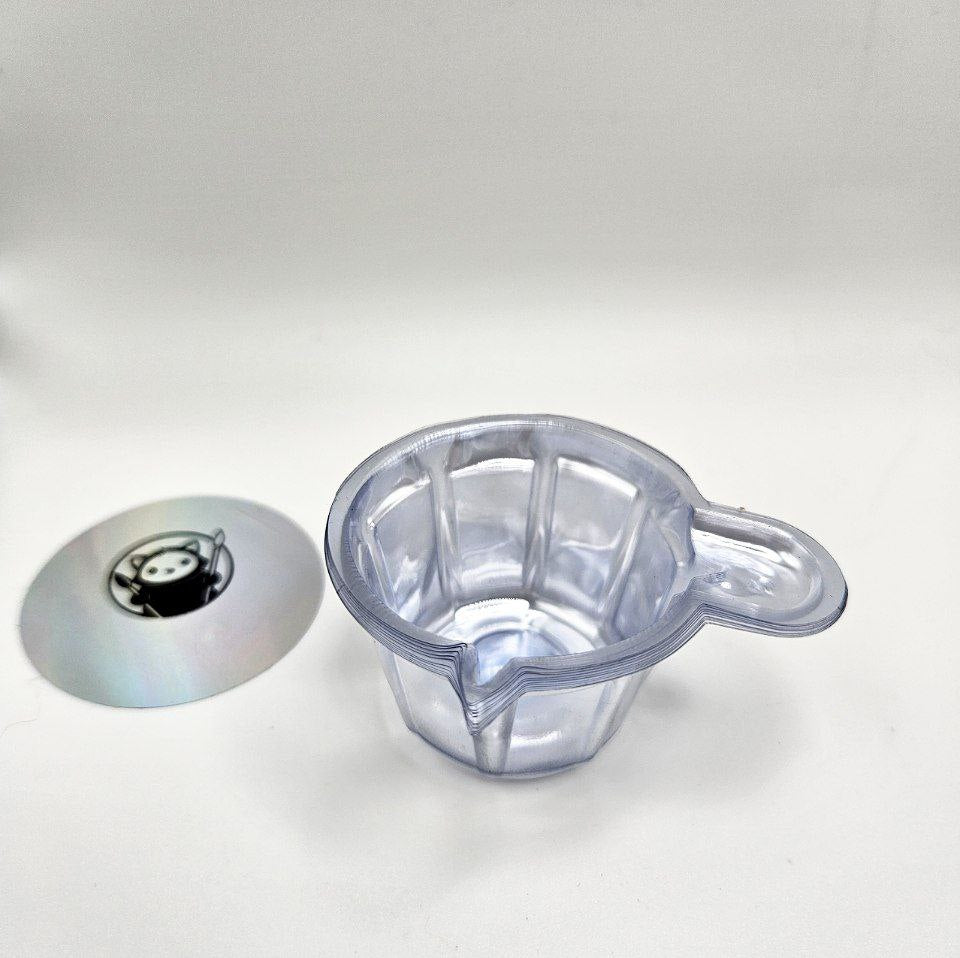 Single use mixing cup